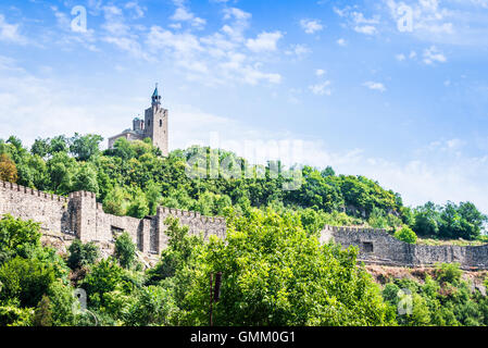 Tsarevets Fortress und der patriarchalischen Kirche in Veliko Tarnovo, Bulgarien. Stockfoto