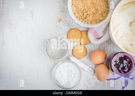 Heidelbeere Käse Kuchen Zutaten zubereitet auf einem weißen Hintergrund Holz. Stockfoto