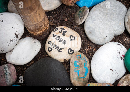 Ich liebe dich, auf Französisch geschrieben auf Pebbles je vous aime Stockfoto