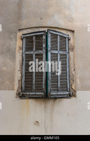 Rustikale verwitterten Rollläden auf alten französischen Gebäude Stockfoto