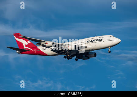 Qantas Boeing 747 im Endanflug nach Sydney Airport auf Samstag, 20. August 2016 Stockfoto