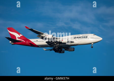 Qantas Boeing 747 im Endanflug nach Sydney Airport auf Samstag, 20. August 2016 Stockfoto