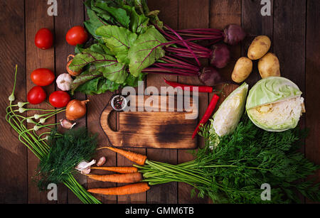 Die wichtigsten Zutaten - Gemüse zum Kochen Borschtsch (rote Beete, Kohl, Karotten, Kartoffeln, Tomaten). Ansicht von oben. Stockfoto