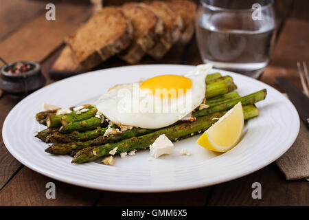 Warmer Salat von gebratenem Spargel, Feta-Käse und Eiern Stockfoto