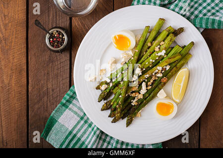 Warmer Salat von gebratenem Spargel, Feta-Käse und Eiern. Ansicht von oben Stockfoto