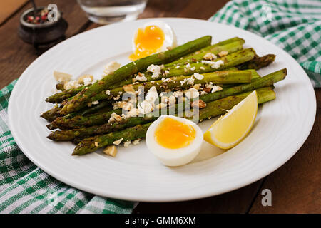 Warmer Salat von gebratenem Spargel, Feta-Käse und Eiern Stockfoto