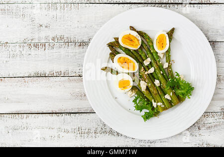 Warmer Salat von gebratenem Spargel, Feta-Käse und Eiern. Ansicht von oben Stockfoto