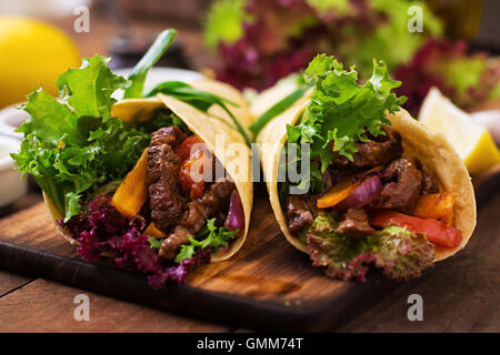 Mexikanische Fajitas für Rind- und gegrilltes Gemüse (Paprika, rote Zwiebel, Tomate). Stockfoto