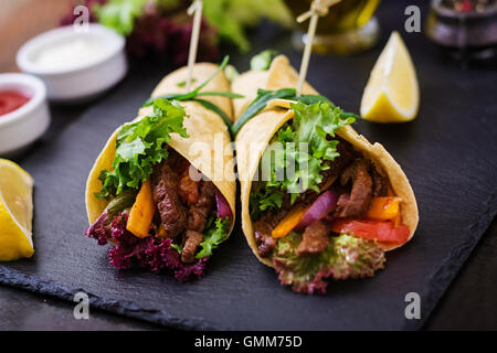 Mexikanische Fajitas für Rind- und gegrilltes Gemüse (Paprika, rote Zwiebel, Tomate). Stockfoto