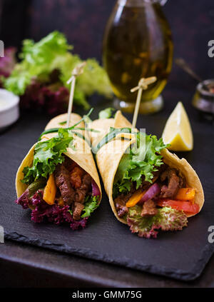 Mexikanische Fajitas für Rind- und gegrilltes Gemüse (Paprika, rote Zwiebel, Tomate). Stockfoto