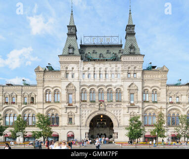 Moskau, Russland - 7. Juli 2016: Haupteingang zum Aufbau des Kaufhauses GUM am Roten Platz, auf denen Menschen zu Fuß Stockfoto