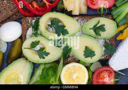 gesund-Sandwich mit Avocado auf Tisch Stockfoto