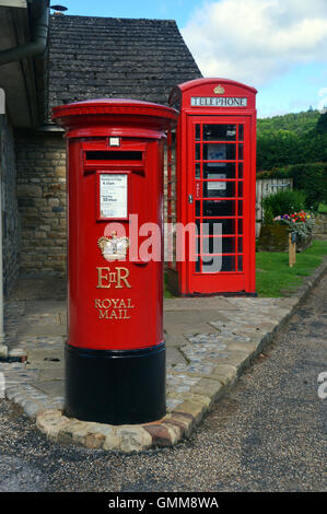 Traditionellen britischen roten Briefkasten & Telefon Kiosk im Dorf von Bolton Abbey, Wharfedale Yorkshire, Großbritannien Stockfoto