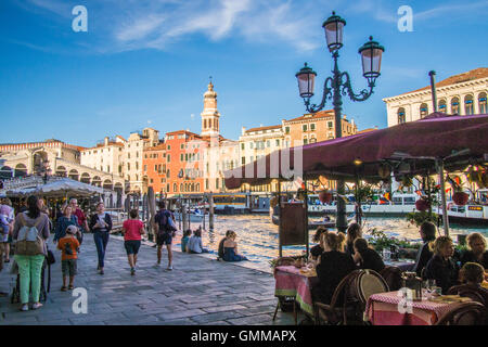 Rialto-Brücke (links) auf den Canal Grande, Provinz Venedig, Veneto, Italien. Stockfoto