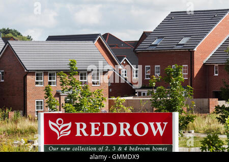 Redrow New Build erschwingliche Häuser abgeschlossen Häuser in Buckshaw Dorf, nahe Chorley, Lancashire, UK Stockfoto