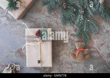 Weihnachten Hintergrund mit Geschenken und Teddybär. Draufsicht, getönten Jahrgang Bild, leeren Raum. Stockfoto