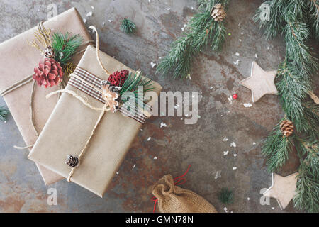 Weihnachtsgeschenke mit Schnur umwickelt. Draufsicht, getönten Jahrgang Bild, Leerzeichen Stockfoto