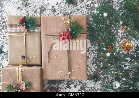 Weihnachtsgeschenke mit Schnur umwickelt. Draufsicht, getönten Jahrgang Bild, Leerzeichen Stockfoto