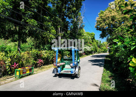 Straßen- und bunten lokalen Tuk Tuk-Moto-Taxi auf exotischen tropischen Boracay island Philippinen Stockfoto