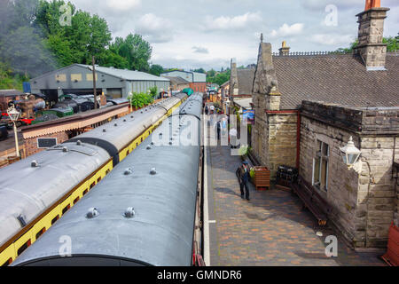 Alte Eisenbahnen, die darauf warten, die Severn Valley Railway Station an Bridgnorth, Shropshire, England zu verlassen Stockfoto