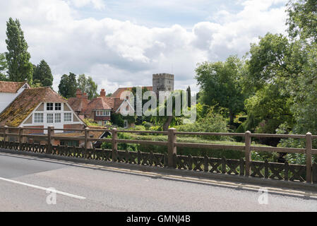 Ein Blick von der Brücke am Goring-on-Thames, Reading, Berkshire, England. George Michaels Haus umfasst. Stockfoto