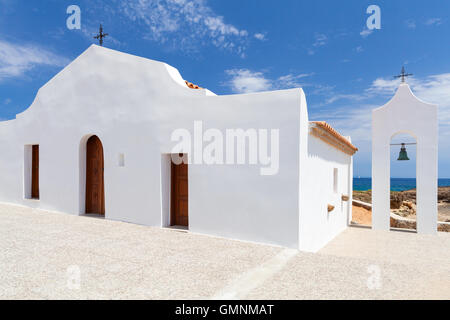 Agios Nikolaos. White-orthodoxe Kirche auf dem Meer. Küste der Insel Zakynthos, Griechenland Stockfoto