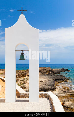 Agios Nikolaos. Kleine weiße orthodoxen Glockenturm. Küste der Insel Zakynthos, Griechenland Stockfoto