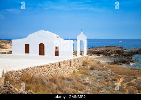 Kleine weiße orthodoxe Kirche auf dem Meer. Küste der Insel Zakynthos, Griechenland. Agios Nikolaos Strand Stockfoto