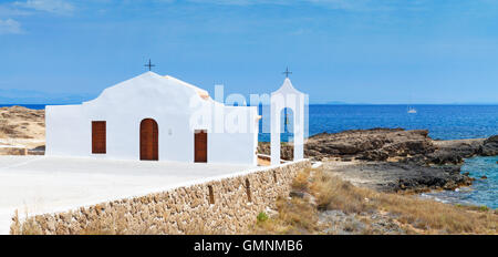 Agios Nikolaos. Kleine weiße orthodoxe Kirche auf dem Meer. Küste der Insel Zakynthos, Griechenland Stockfoto