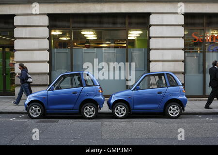 Zwei Autos für einen Parkplatz in der Berkeley Street. Trotz eines Rolls Royce Händler, kleine Elektroautos schwärmten um Mayfair und Berkeley Square Stockfoto