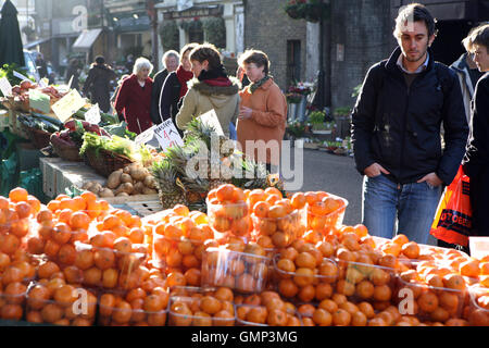 Am frühen Morgen in Borough Market, London's ältesten Lebensmittelmarkt Verkauf einer eklektischen Mischung aus Essen von lokal bis weltweit. Hier Obst und Gemüse. Stockfoto