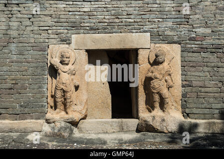 Gyeongju, Südkorea - 18. August 2016: Dies sind Steinskulpturen auf jeder Seite des Mojeonseoktap im Bunhwang-Tempel. Bunhw Stockfoto