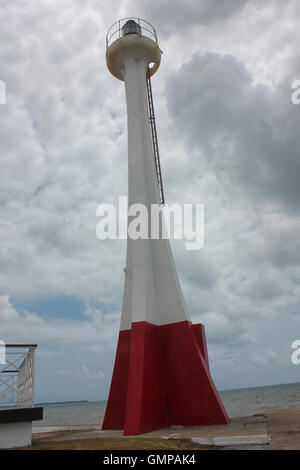 Der Leuchtturm mit Booten, die in Belize City (Belize) vorbeifahren. Stockfoto