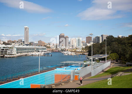 Andrew Boy charlton Swimmingpool in Woolloomooloo Bay mit der historischen Finger Wharf (Woolloomooloo Wharf), Sydney, NSW, Australien Stockfoto