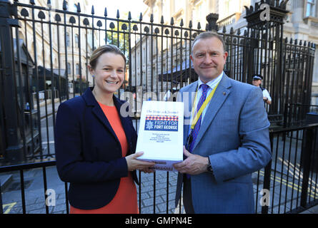 Presse & Journal Reporter Lindsay Razaq (links) und Drew Hendry, MP für Inverness, Nairn, Badenoch & Strathspey, darauf vorbereiten, die hand in einer Petition auf 10 Downing Street, London, drängen, die die Regierung auf, speichern Sie das historische Fort George-Kaserne. Stockfoto