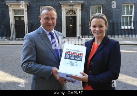 Presse & Journal Reporter Lindsay Razaq (rechts) und Drew Hendry, MP für Inverness, Nairn, Badenoch & Strathspey, Vorbereitung zur hand in einer Petition auf 10 Downing Street, London, drängen, die die Regierung auf, speichern Sie das historische Fort George-Kaserne. Stockfoto