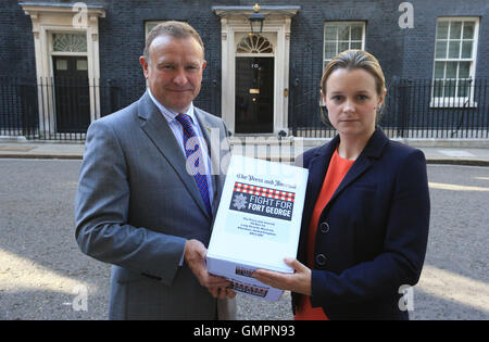 Presse & Journal Reporter Lindsay Razaq (rechts) und Drew Hendry, MP für Inverness, Nairn, Badenoch & Strathspey, Vorbereitung zur hand in einer Petition auf 10 Downing Street, London, drängen, die die Regierung auf, speichern Sie das historische Fort George-Kaserne. Stockfoto