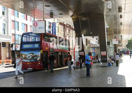 Gesamtansicht der Vauxhall Busbahnhof, der Bereich der Vauxhall in London Borough of Lambeth dient. Die Station ist im Besitz und verwaltet von Transport for London und ist der zweitgrößte in London. Stockfoto