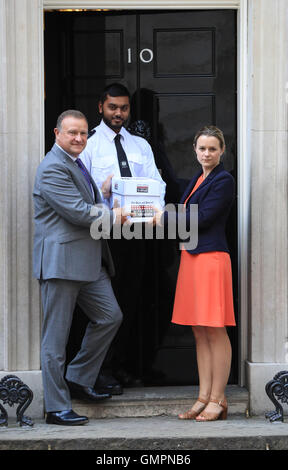 Presse & Journal Reporter Lindsay Razaq (rechts) und Drew Hendry (links), MP für Inverness, Nairn, Badenoch & Strathspey, Hand in einer Petition in 10 Downing Street, London, drängt die Regierung, die historischen Fort George Baracken zu speichern. Stockfoto