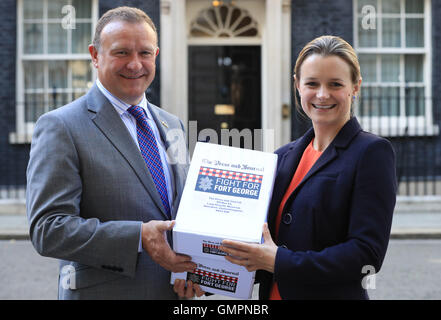 Presse & Journal Reporter Lindsay Razaq (rechts) und Drew Hendry, MP für Inverness, Nairn, Badenoch & Strathspey, Vorbereitung zur hand in einer Petition auf 10 Downing Street, London, drängen, die die Regierung auf, speichern Sie das historische Fort George-Kaserne. Stockfoto