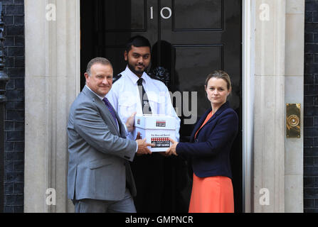 Presse & Journal Reporter Lindsay Razaq (rechts) und Drew Hendry (links), MP für Inverness, Nairn, Badenoch & Strathspey, Hand in einer Petition in 10 Downing Street, London, drängt die Regierung, die historischen Fort George Baracken zu speichern. Stockfoto