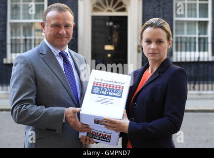 Presse & Journal Reporter Lindsay Razaq (rechts) und Drew Hendry, MP für Inverness, Nairn, Badenoch & Strathspey, Vorbereitung zur hand in einer Petition auf 10 Downing Street, London, drängen, die die Regierung auf, speichern Sie das historische Fort George-Kaserne. Stockfoto