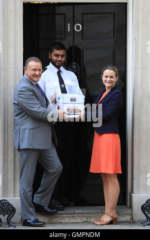 Presse & Journal Reporter Lindsay Razaq (rechts) und Drew Hendry (links), MP für Inverness, Nairn, Badenoch & Strathspey, Hand in einer Petition in 10 Downing Street, London, drängt die Regierung, die historischen Fort George Baracken zu speichern. Stockfoto