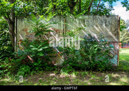 Abschnitt der Berliner Mauer an der St. Hedwig Cemetery, Alter Domfriedhof St. Hedwig, Berlin. Stockfoto