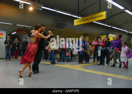 Buenos Aires, Argentinien - 22. August 2016: paar führt während der Tango Buenos Aires Festival in der u-Bahnstation. Stockfoto