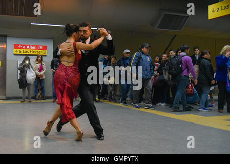 Buenos Aires, Argentinien - 22. August 2016: paar führt während der Tango Buenos Aires Festival in der u-Bahnstation. Stockfoto