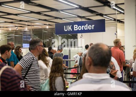 Menschen, die Warteschlangen an den UK Einwanderung Grenzkontrollen an den Gatwick South Terminal Stockfoto