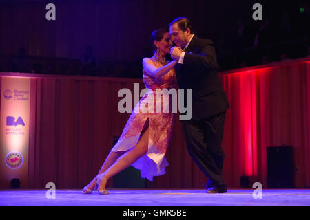 Buenos Aires, Argentinien - 14. Mai 2016: paar führt, während die Stadtmeisterschaft Tango tanzen. Stockfoto