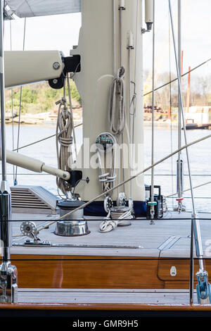 Chrom Armaturen auf modernen Segelboot Deck Stockfoto