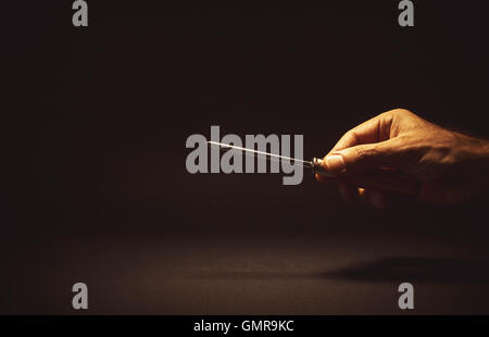 Konzeptuelle Komposition, Mannes Hand mit einem Schraubendreher. Stockfoto